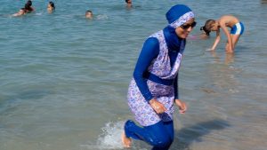 Les piscines en France ferment après que les femmes aient défié l'interdiction du burkini | Nouvelles