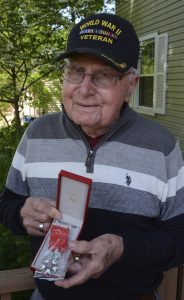 Un ancien combattant reçoit une médaille de la Légion d'Honneur française | Nouvelles, sports, emplois