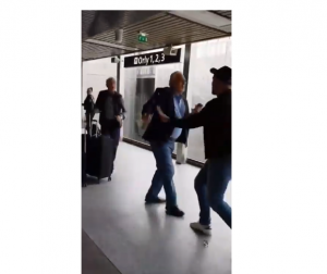 Un homme insulte l'ancien ministre algérien de la Défense en France, l'accuse de "meurtre"