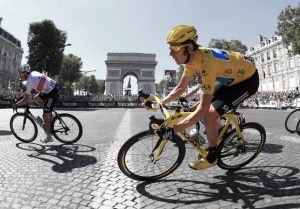 Wiggins riding Arc de Triomphe