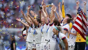 La foule chante 'F --- Trump' lors de l'émission Fox News au bar des sports français