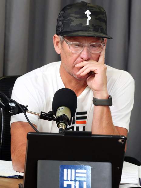 Lance Armstrong étudie ses notes avant l'enregistrement 