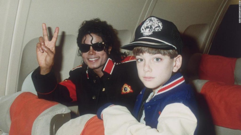 Des supporters de Michael Jackson poursuivent les victimes présumées d'abus devant un tribunal français