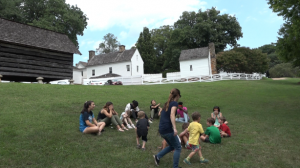 Les enfants apprennent l'espagnol et le français pendant le camp linguistique d'été