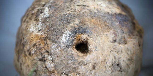 Le trou de fusible dans l'obus d'obusier découvert sur le site de la bataille de Waterloo.