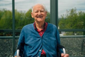 Un ancien combattant de Victoria reçoit la Légion d'honneur française et devient chevalier de France - Victoria News