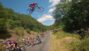 Un motard de montagne saute par-dessus le peloton du Tour de France