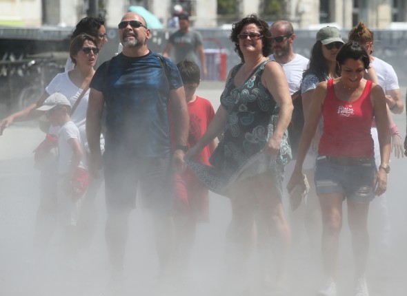 Les gens de la vague de chaleur de Paris