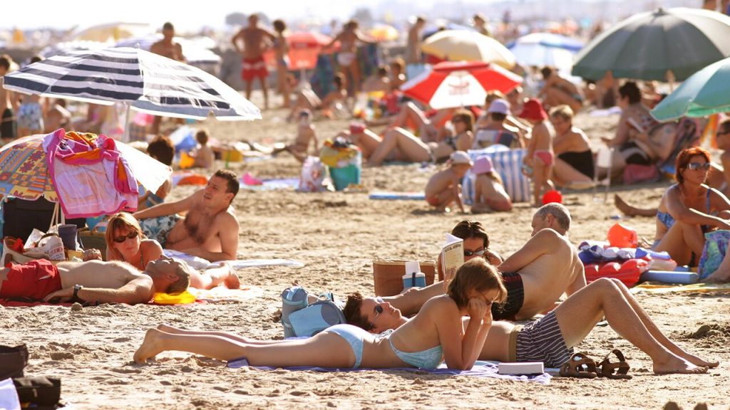 Les plages françaises deviennent PG alors que les femmes évitent le bronzage sans seins, selon un rapport