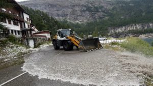 Tour de France stoppé par la tempête de grêle, glissement de terrain