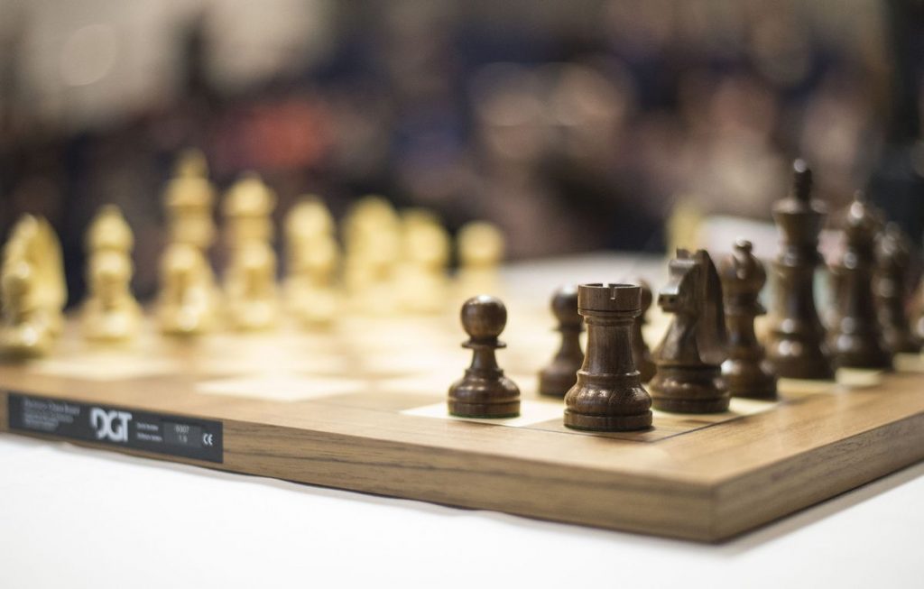 De roi en roi: un champion d'échecs surpris en train de tricher lors d'un tournoi français - New York Daily News