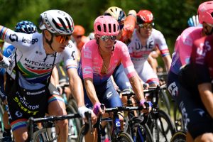 EF Education First s'est rendu dans des "stations de panique" essayant de limiter les pertes de temps d'Uran sur l'étape du Tour de France 10