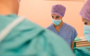 La France refuse la citoyenneté d'infirmière immigrante parce qu'elle "travaille trop"