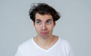 La France va former les responsables de l'assistance à la détection des mensonges à l'aide des expressions faciales des demandeurs