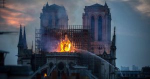 Le point sur l'incendie à Notre Dame: Les gros donateurs retardent de remplir leurs promesses de reconstruire Notre Dame