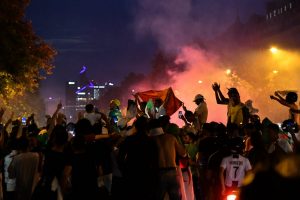 Maman tuée et bébé critique après avoir été fauché par la voiture d'un fan de football algérien alors que des émeutes éclatent en France pour célébrer la victoire de la Coupe d'Afrique