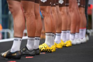 Pourquoi l'UCI mesure-t-elle ses chaussettes avant le contre-la-montre par équipes du Tour de France 2019
