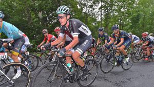 REGARDER: un cycliste de montagne saute par-dessus les coureurs du Tour de France et maintient l'atterrissage