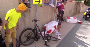 Regardez: Geraint Thomas surpris dans une chute qui a cassé la moto Moscon lors de la huitième étape du Tour de France 2019