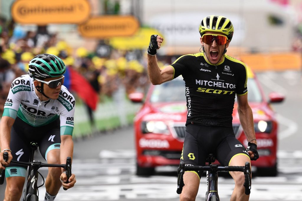 Simon Yates sprinte vers la première victoire du Tour de France sur la 12ème étape