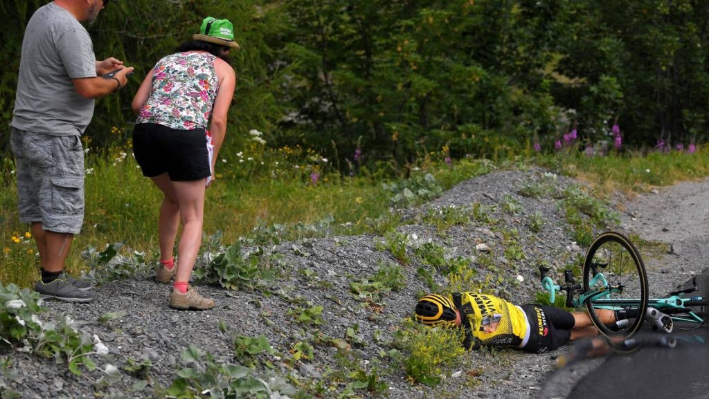 Tour de France: George Bennett impliqué dans deux chutes brutales sur la scène 18