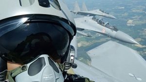 Un pilote français prend un selfie à l’intérieur du Su-30 développé en Russie, qu’il appelle «un excellent avion» (PHOTOS) - RT World News